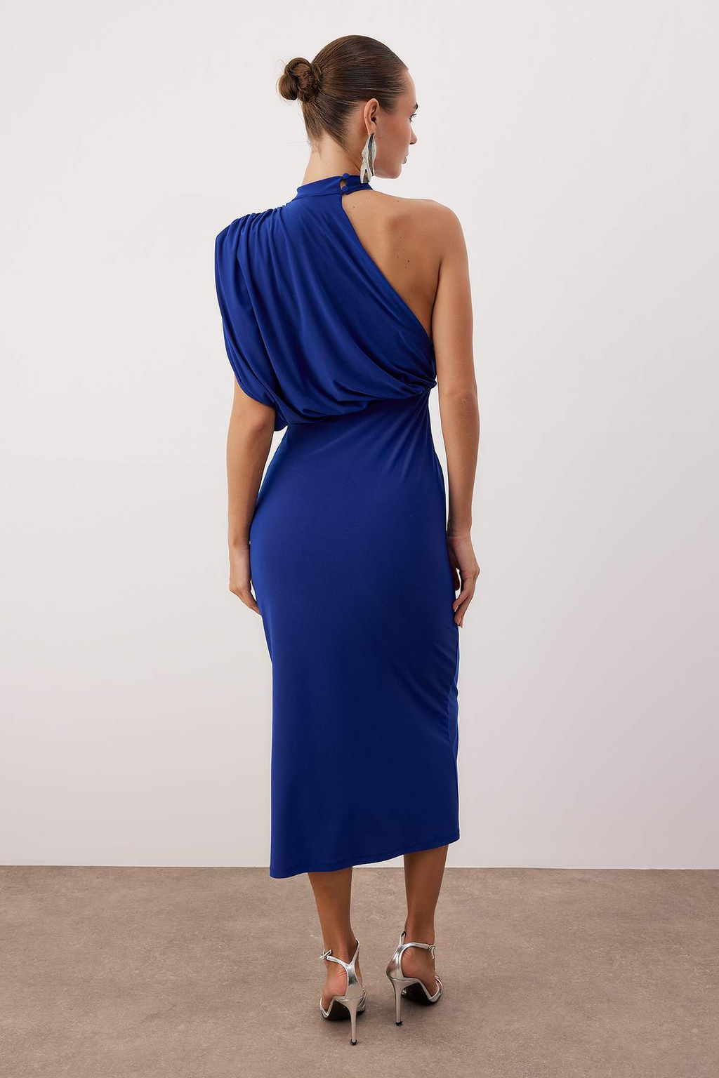 Saks Asimetrik Kol Detayl? Orme Maxi Astars?z Elbise TPRAW26EL00075 - Trendyolmilla фото 4