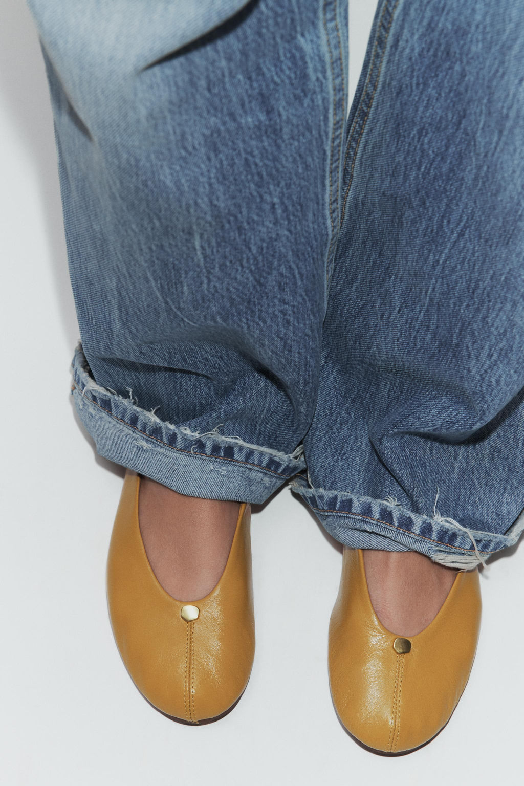 LEATHER BALLET FLATS WITH METAL DETAIL - Zara фото 2