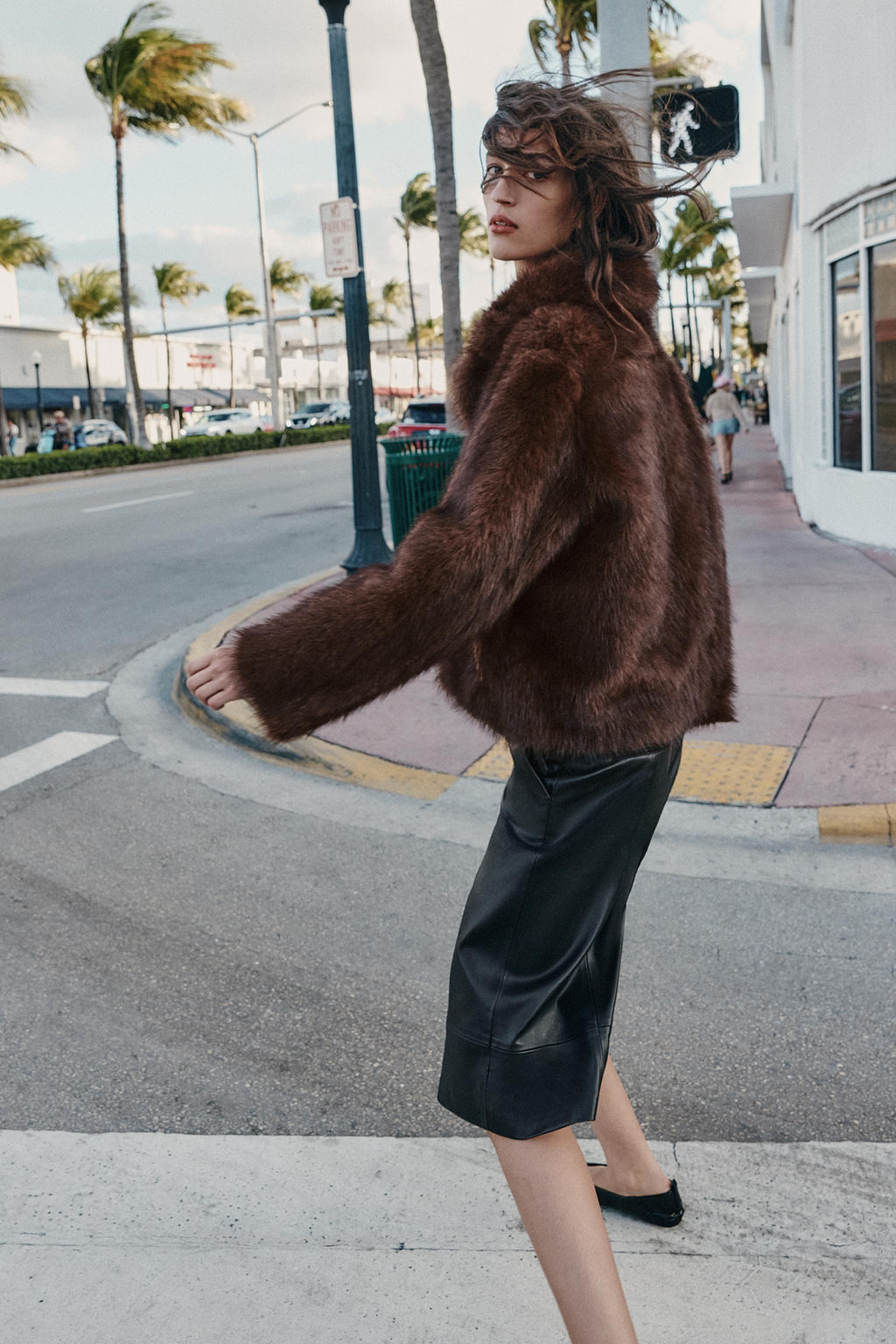 REVERSIBLE DOUBLE-FACED FAUX FUR JACKET - Zara фото 34