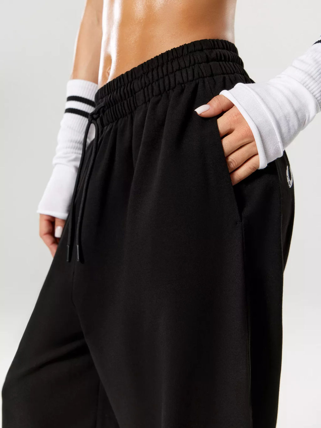 Спортивные брюки свободного кроя