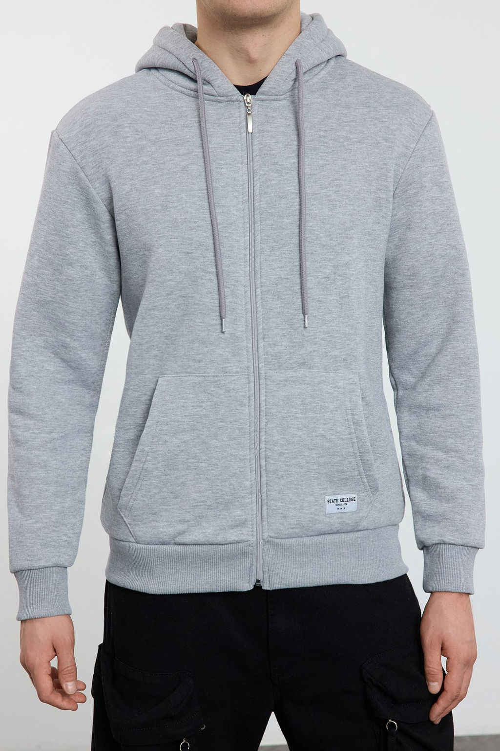 TRENDYOL MAN Gri Melanj Regular Fit Kapusonlu Fermuarl? Etiket Aplikeli Kal?n Sweatshirt TMNAW23SW00172 - Trendyolmilla фото 3