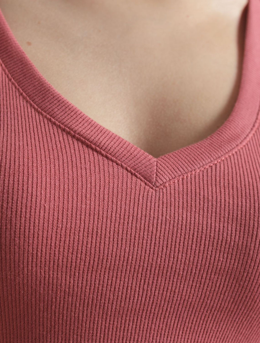 Футболка с V вырезом из фактурного трикотажа в рубчик