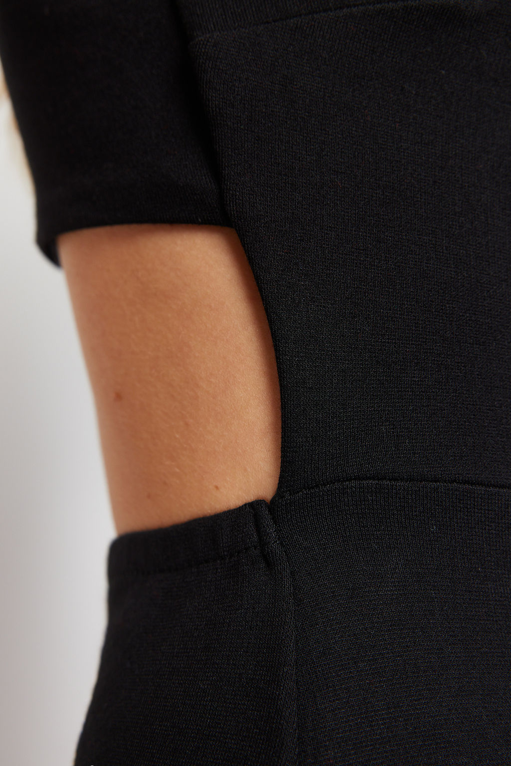 TRENDYOLMILLA Fusya Cut Out Detayl? Y?rtmacl? Vucuda Oturan Ask?l? Midi Esnek Orme Kalem Elbise TWOSS24EL00139