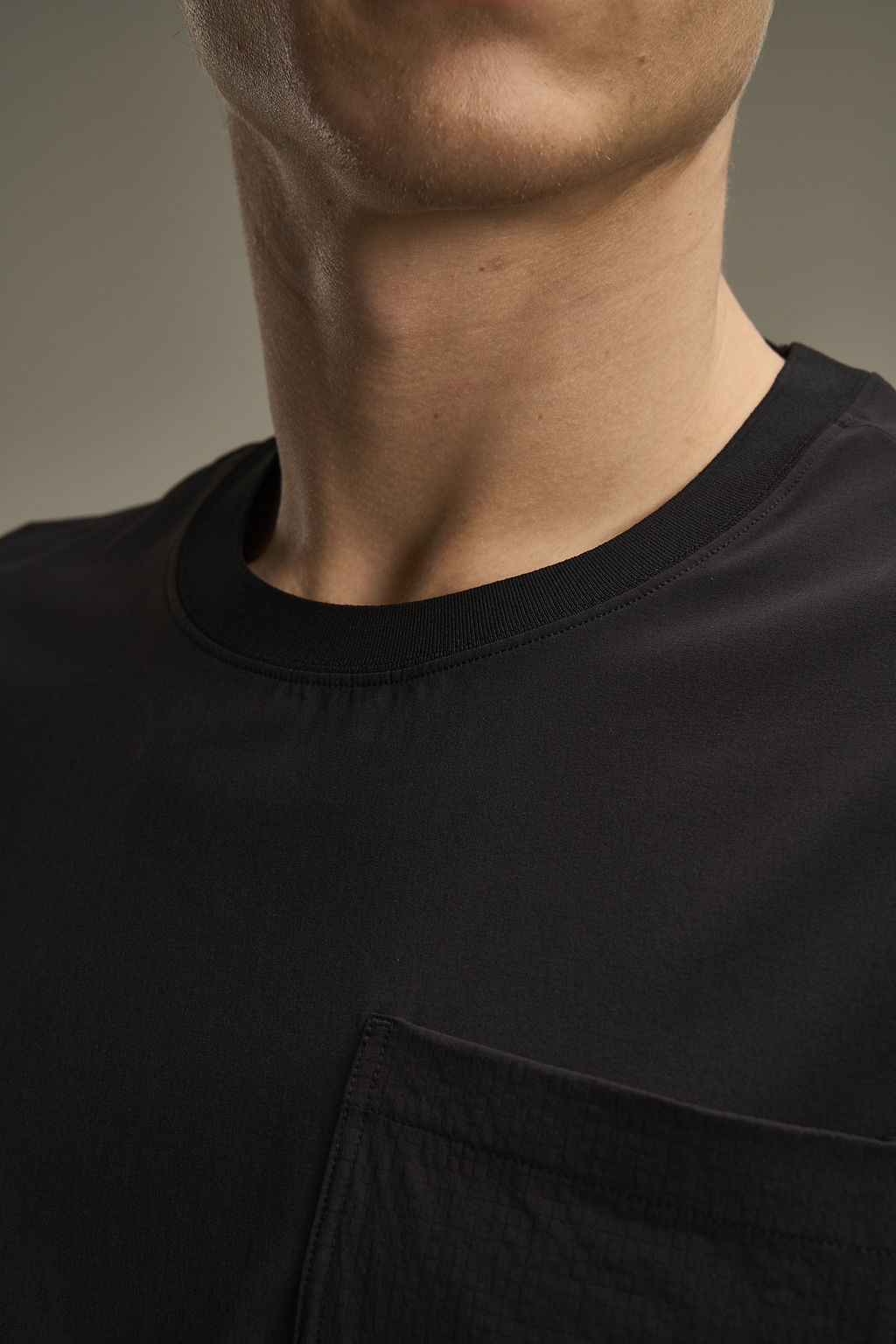 Футболка Черный COMMUTE SS Woven Tee