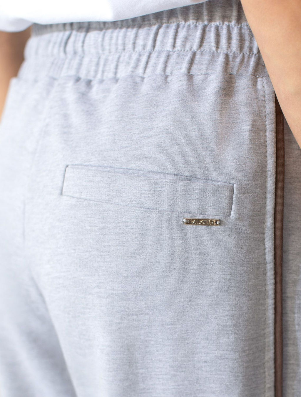 Брюки с лампасами и разрезами из эластичного футера двухнитки без начеса - Vilatte фото 4