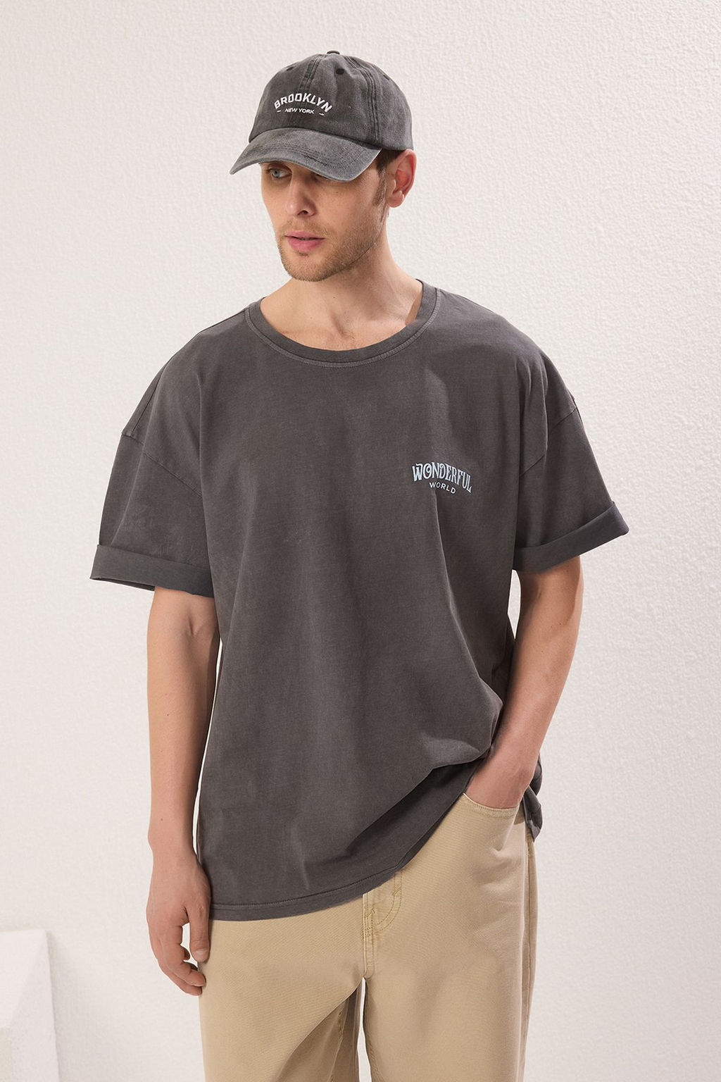TRENDYOL MAN Antrasit Oversize/Genis Kesim Eskitme/Soluk Efekt Galaksi Bask?l? T-Shirt TMNSS25TS00102 - Trendyolmilla фото 2