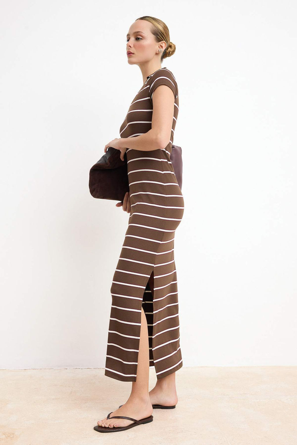 Kahverengi Cizgili Bodycon V Yaka Ay Kol K?sa Kollu Maxi Yumusak Orme Elbise TWOSS26EL00257