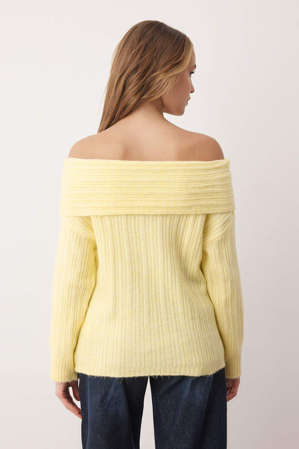 Sar? Yumusak Dokulu Carmen Yaka Triko Kazak TWOAW25KZ00076