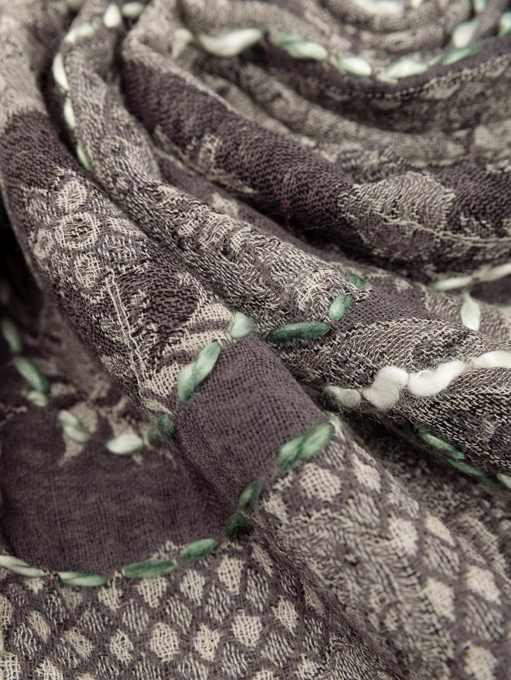 Палантин с вышивкой (шерсть вареная) в ассортименте № Тк906/74 - Ганг фото 3