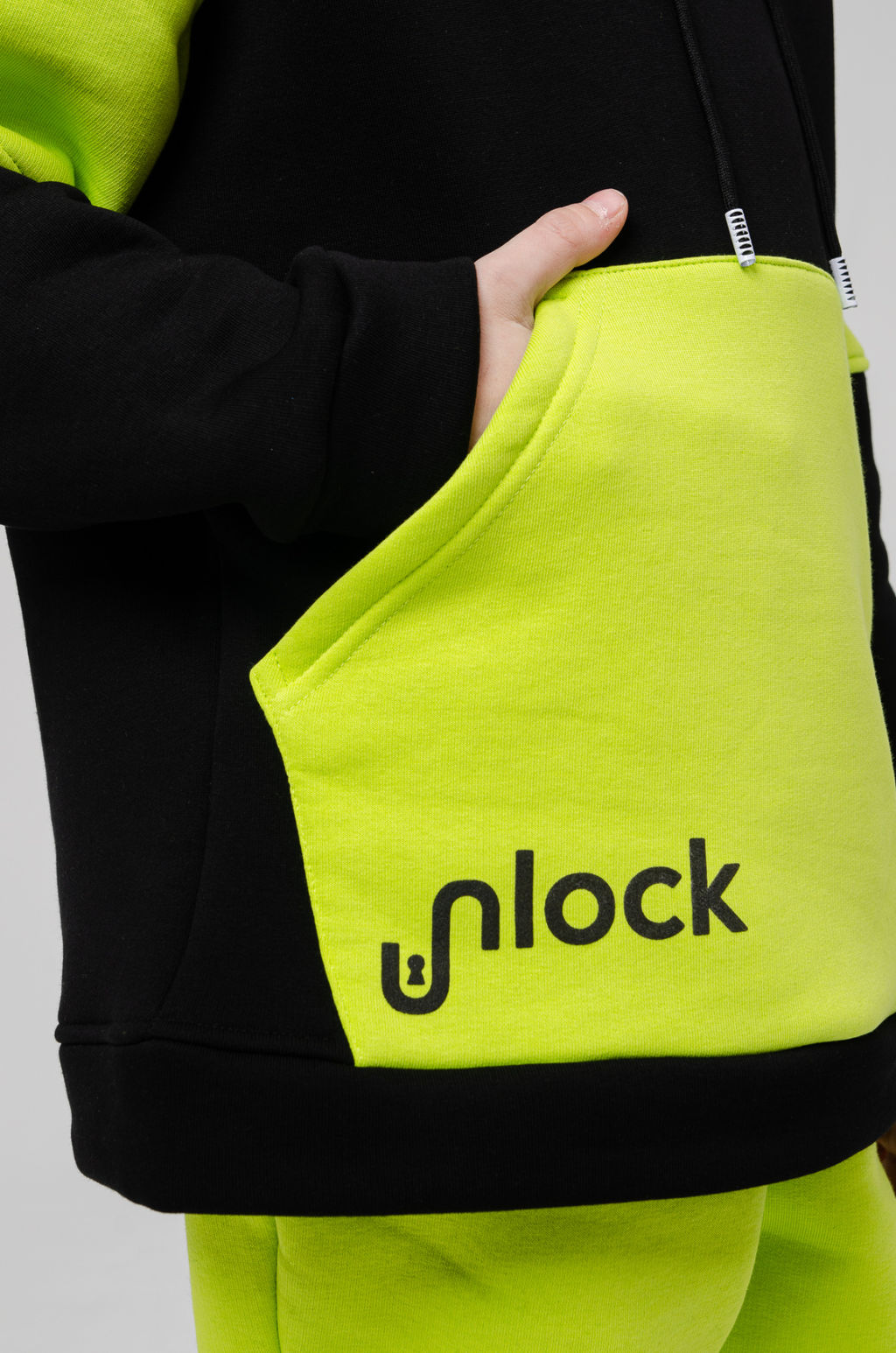 886Д Костюм детский "Черный/салатовый"