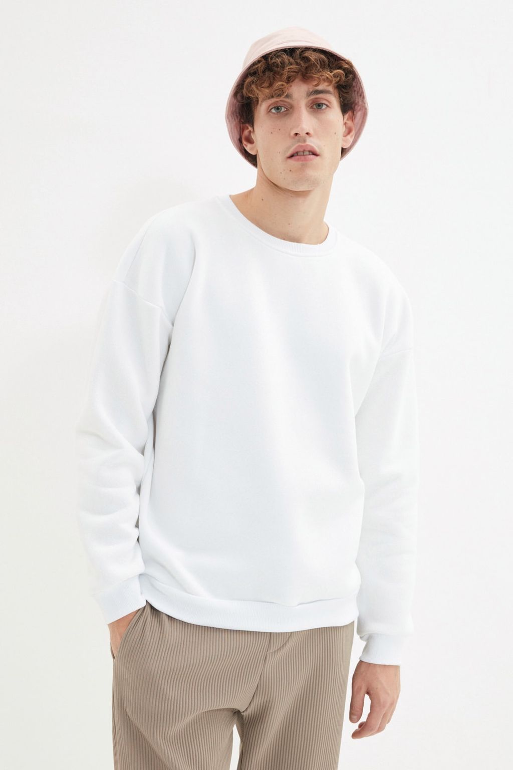 Beyaz Oversize/Genis Kesim Uzay Bask?l? Ici Polar/S?cak Tutan Sweatshirt TMNAW22SW1650