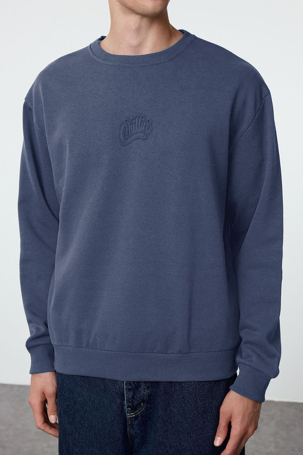 TRENDYOL MAN Koyu Kahverengi Oversize/Genis Kesim Kabartma Yaz? Bask?l? Ici Polarl? Sweatshirt TMNAW25SW00053