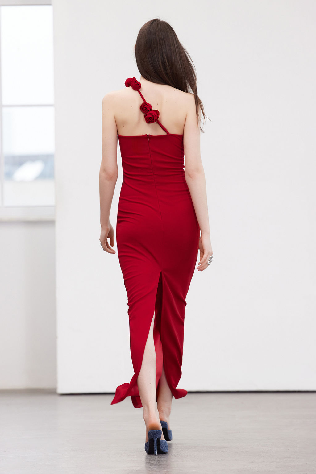 Limited Edition Pembe Vucuda Oturan Gul Aksesuarl? Orme Uzun Abiye Elbise TPRSS24AE00047 - Trendyolmilla фото 15