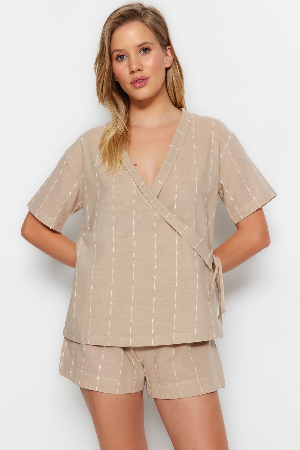 Trendyolmilla Bej %100 Pamuklu Cizgili Genis Kal?p Sortlu Dokuma Pijama Tak?m? THMSS23PT00229