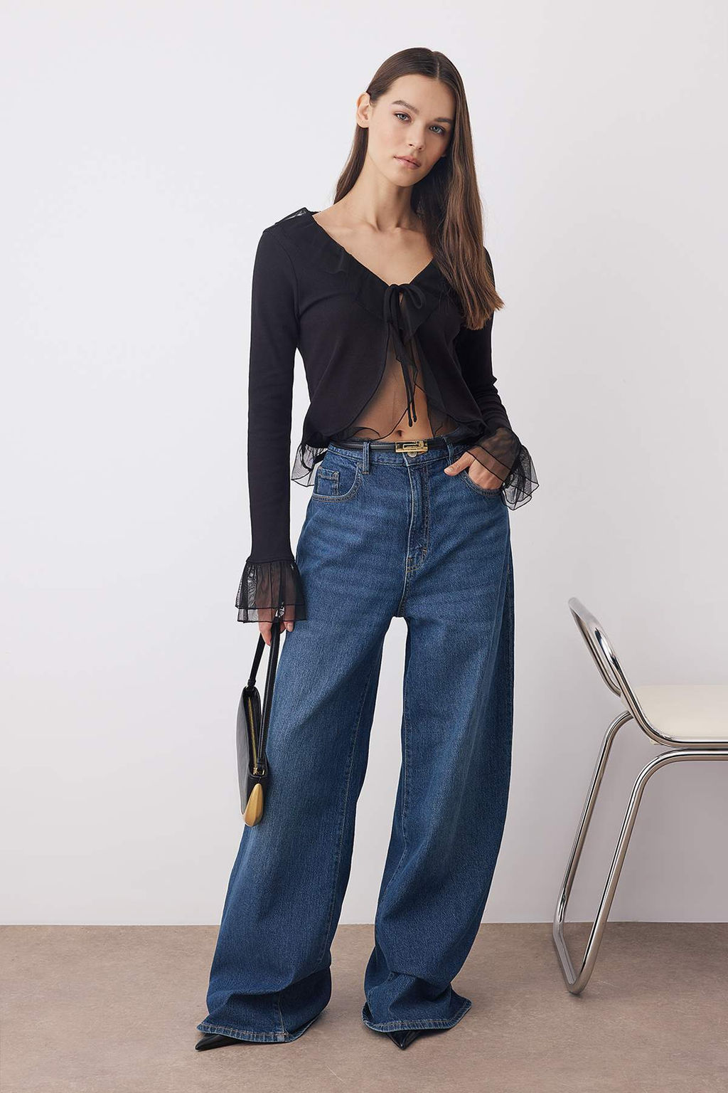 Siyah Tul Garni Detayl? F?rf?rl? V Yaka Baglama Detayl? Crop Esnek Orme Bluz TWOAW26BZ00230 - Trendyolmilla фото 2