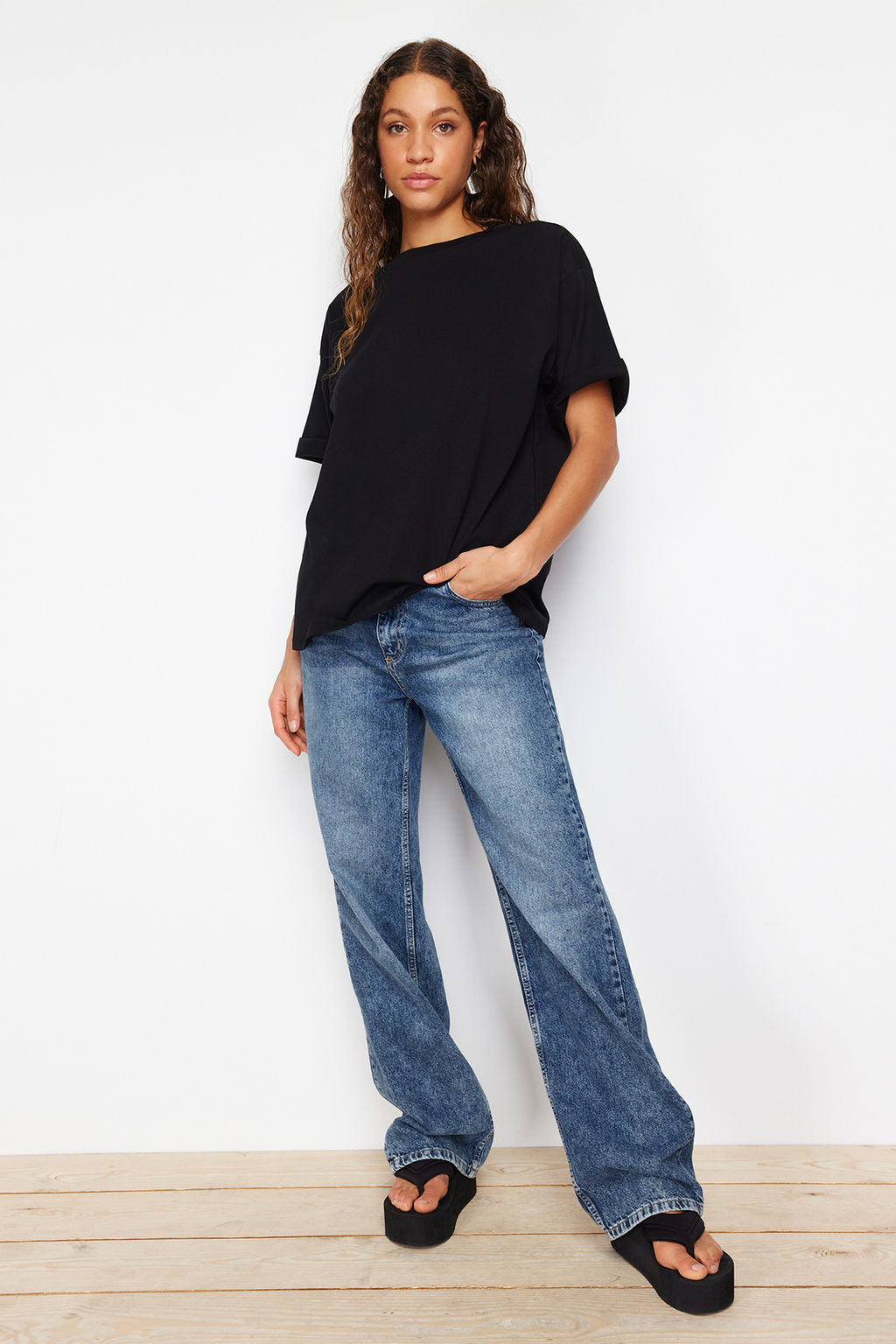 Siyah %100 Kal?n Pamuklu Premium Oversize/Genis Kal?p Bisiklet Yaka Orme T-Shirt TWOSS23TS00040