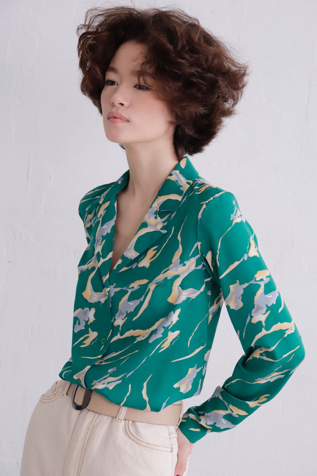 11536 Блуза с английским воротником зелёная с принтом - Martichelli фото 4