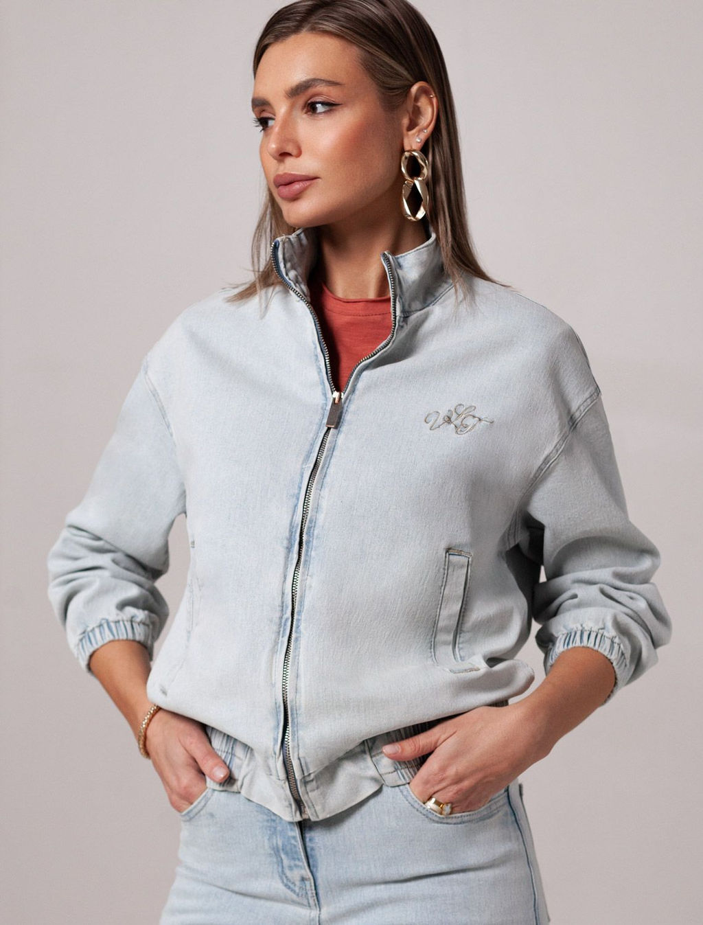 Джинсовый бомбер на молнии из облегченного денима - Vilatte фото 7