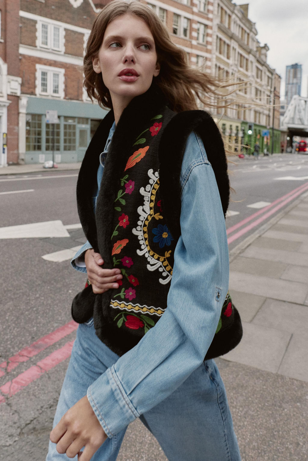 EMBROIDERED FAUX FUR GILET WITH CONTRASTING DETAILS - Zara фото 4