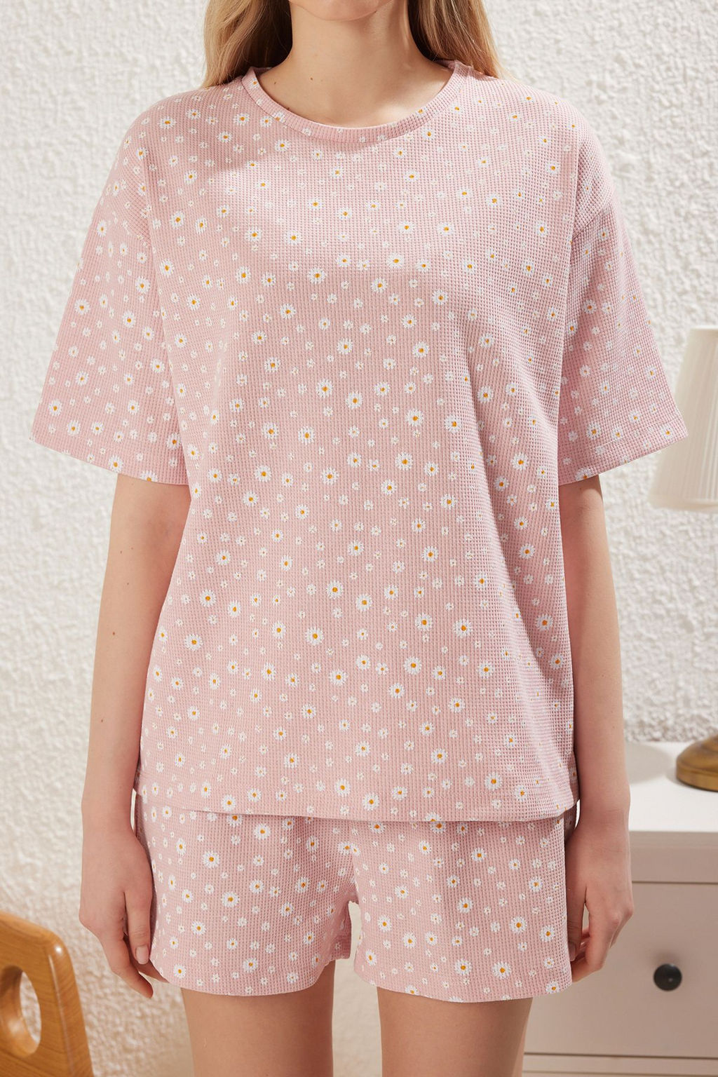 Trendyolmilla Pembe Papatya Desenli Waffle Kumas Sortlu Orme Pijama Tak?m? THMSS25PT00217