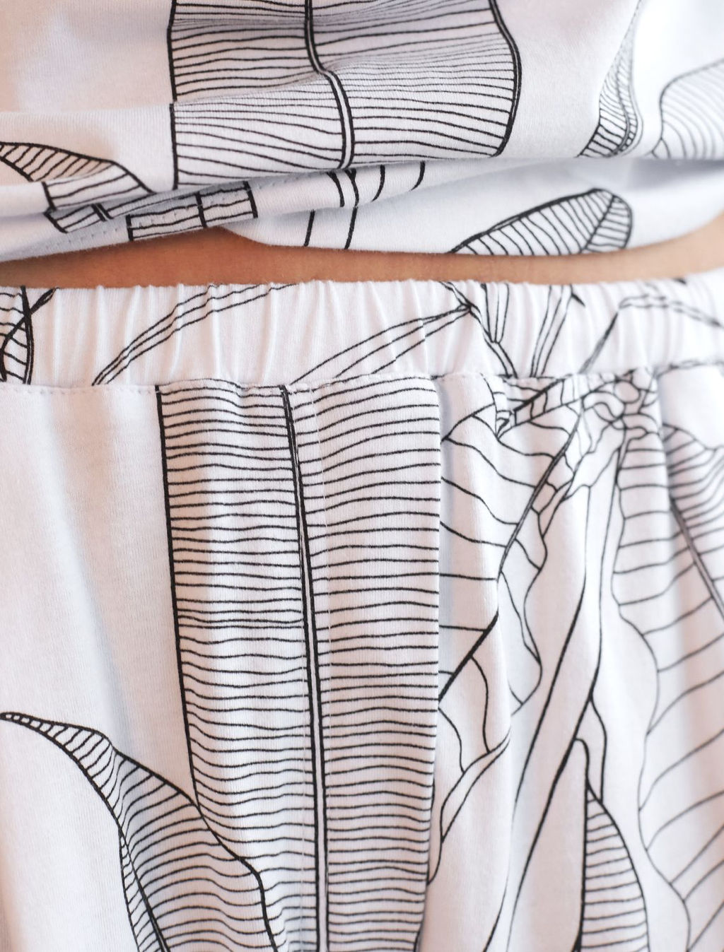 Укороченные широкие брюки кюлоты c принтом на резинке из 100% хлопка - Vilatte фото 2