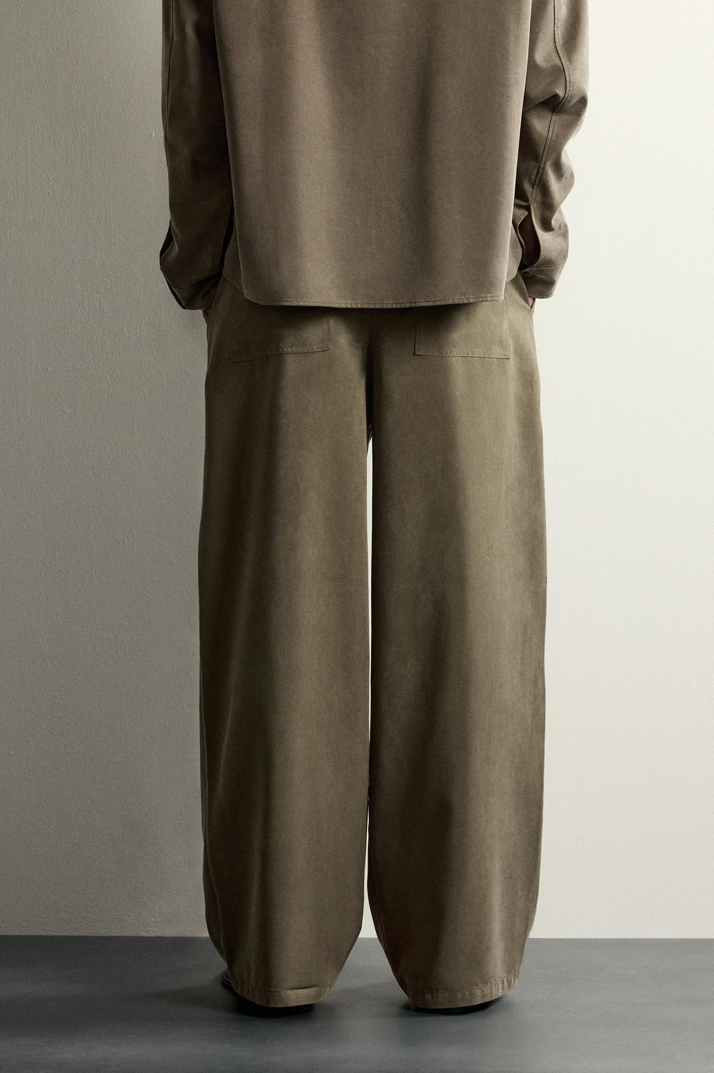 PANTAL?N FLUIDO RELAXED FIT / Marr?n - Zara фото 3