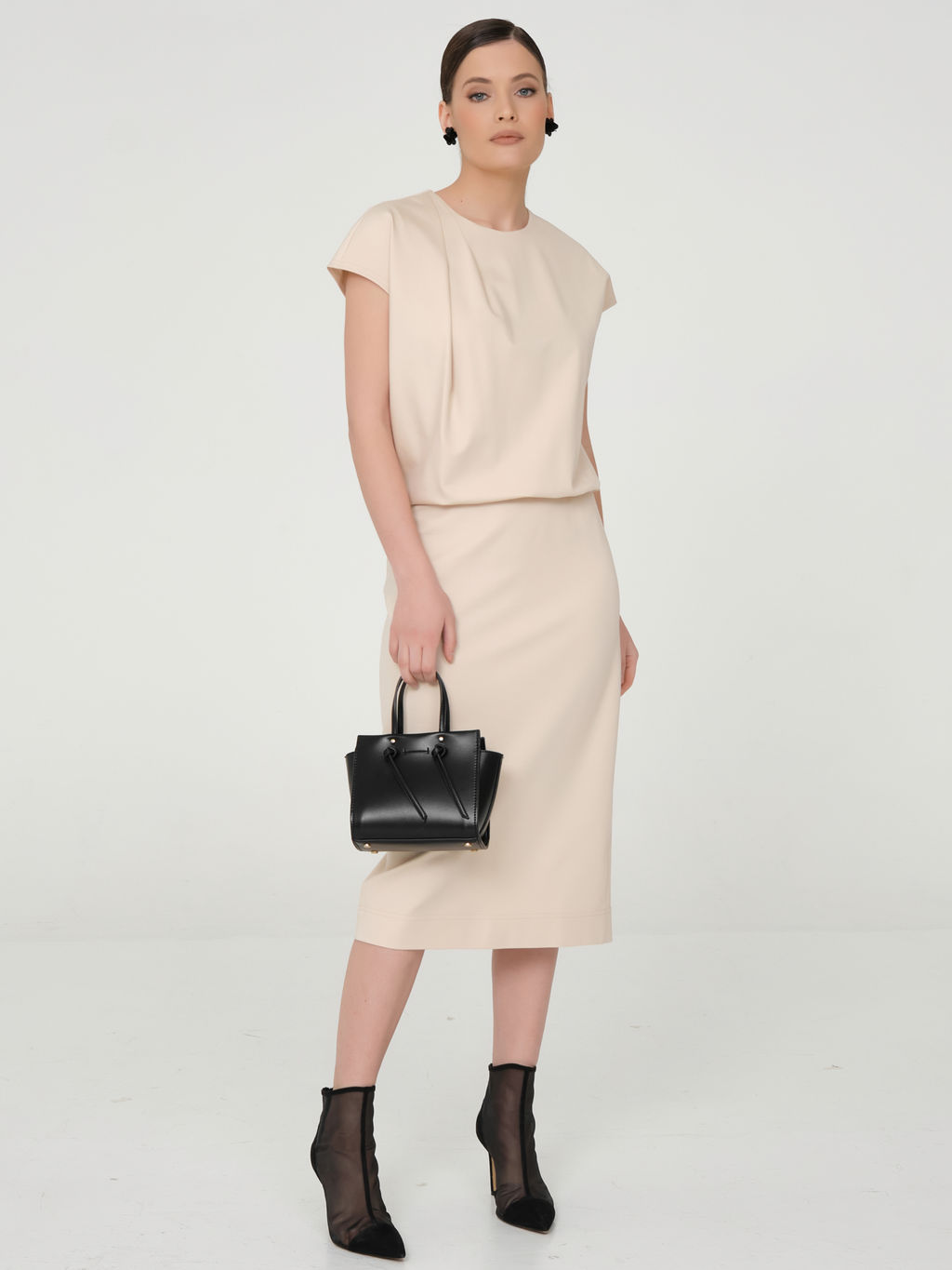 Платье со спущенным плечом