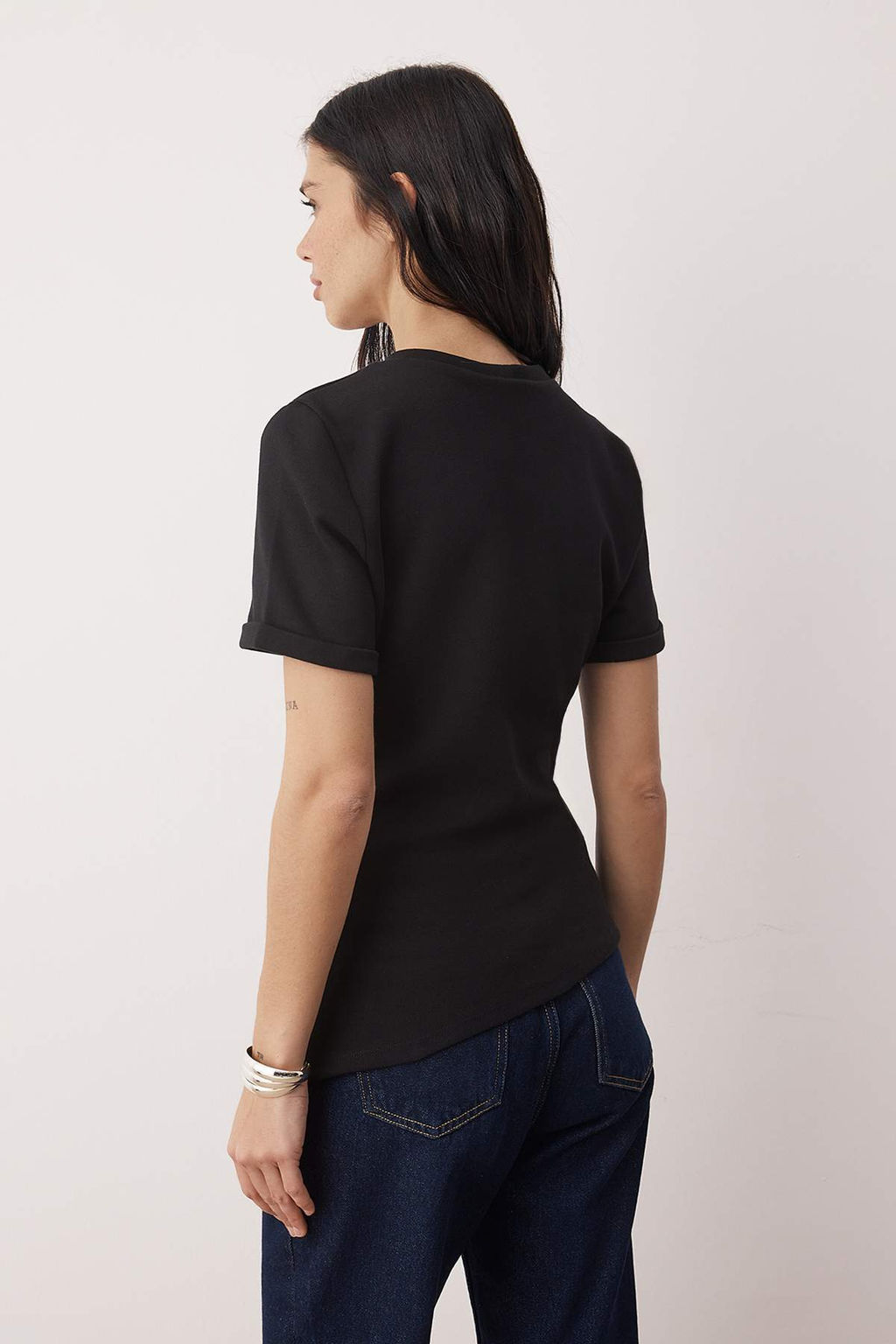 Trendyol Studio Collection Siyah Bisiklet Yaka Asimetrik Vucuda Oturan Orme T-Shirt TWOAW26TS00023