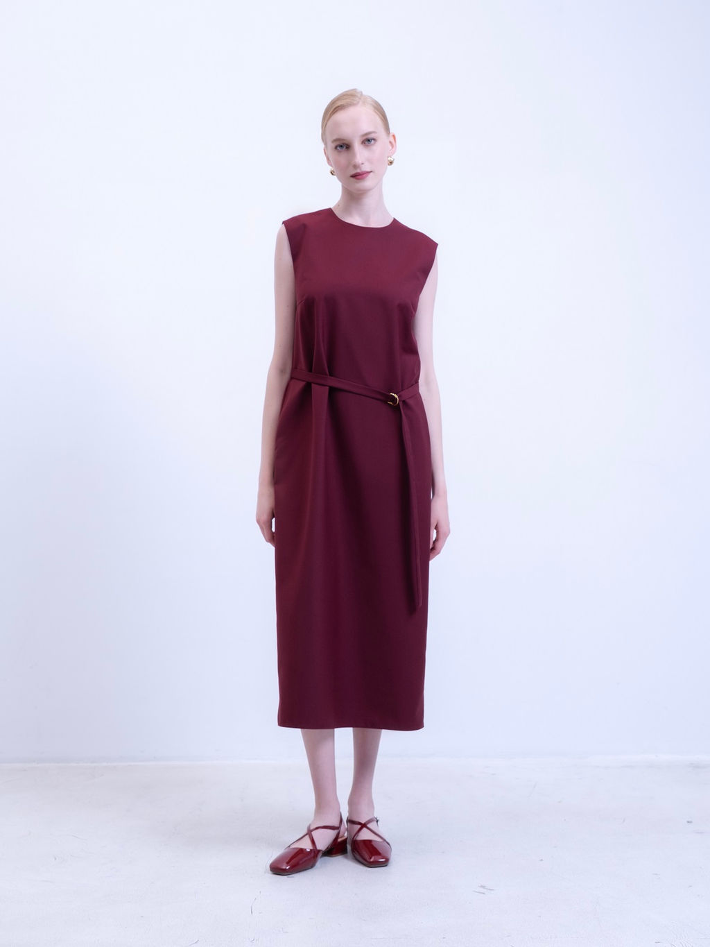 Платье без рукавов в винном оттенке