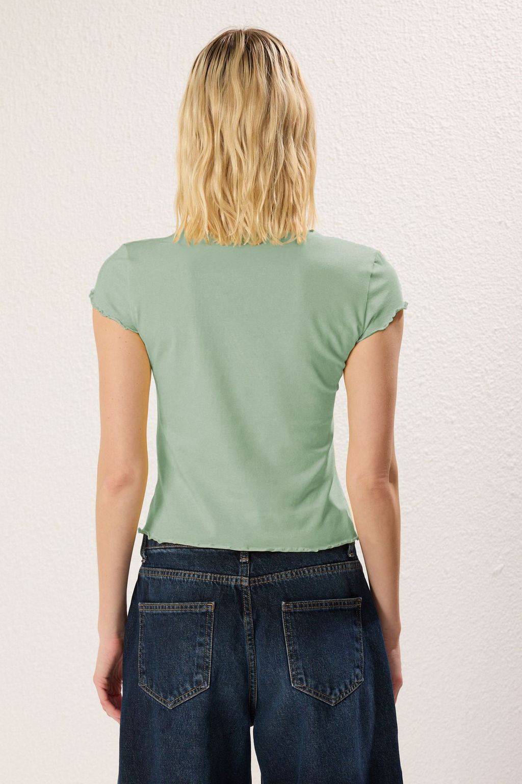 TRENDYOLMILLA Sar? Fitted/Vucuda Oturan Crop/K?sa Standart Kol Orme T-Shirt TWOSS25TS00007 фото 5