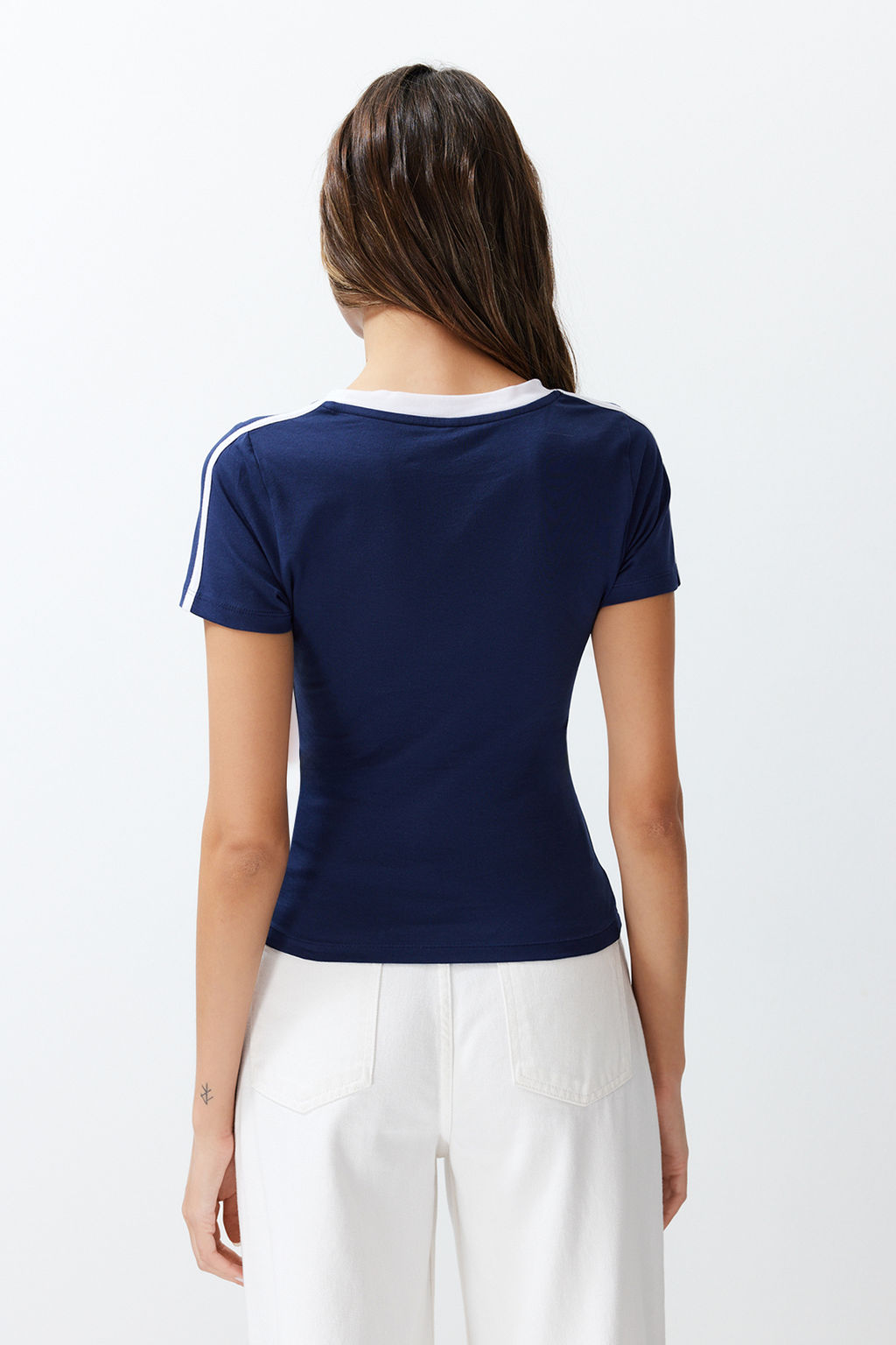 TRENDYOLMILLA Lacivert Slogan Bask?l? V Yaka Regular/Normal Kal?p Orme T-Shirt TWOSS24TS00162 фото 6