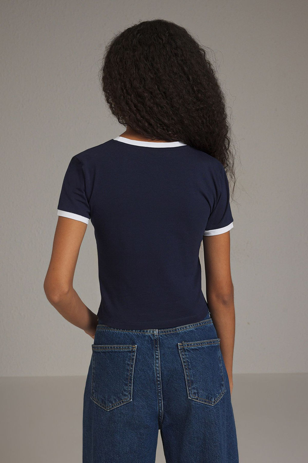 TRENDYOLMILLA Lacivert Renk Bloklu Slogan Bask?l? Crop Fitted/Vucuda Oturan Orme T-Shirt TWOSS25TS00035 фото 4