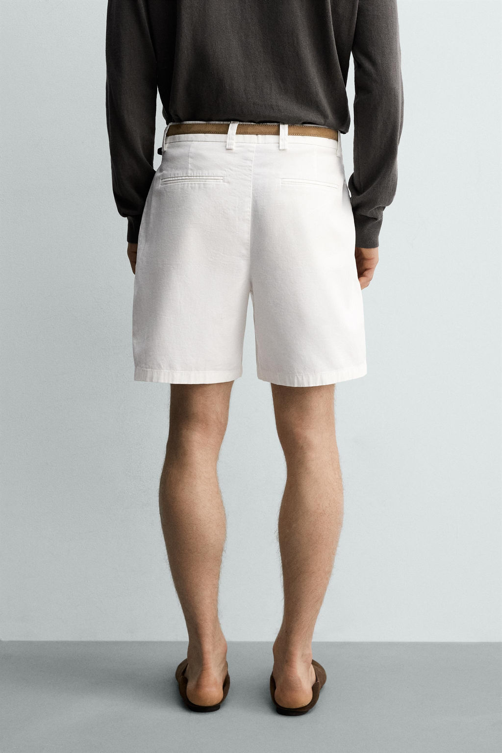 BERMUDA REGULAR FIT PLIEGUES / Blanco roto