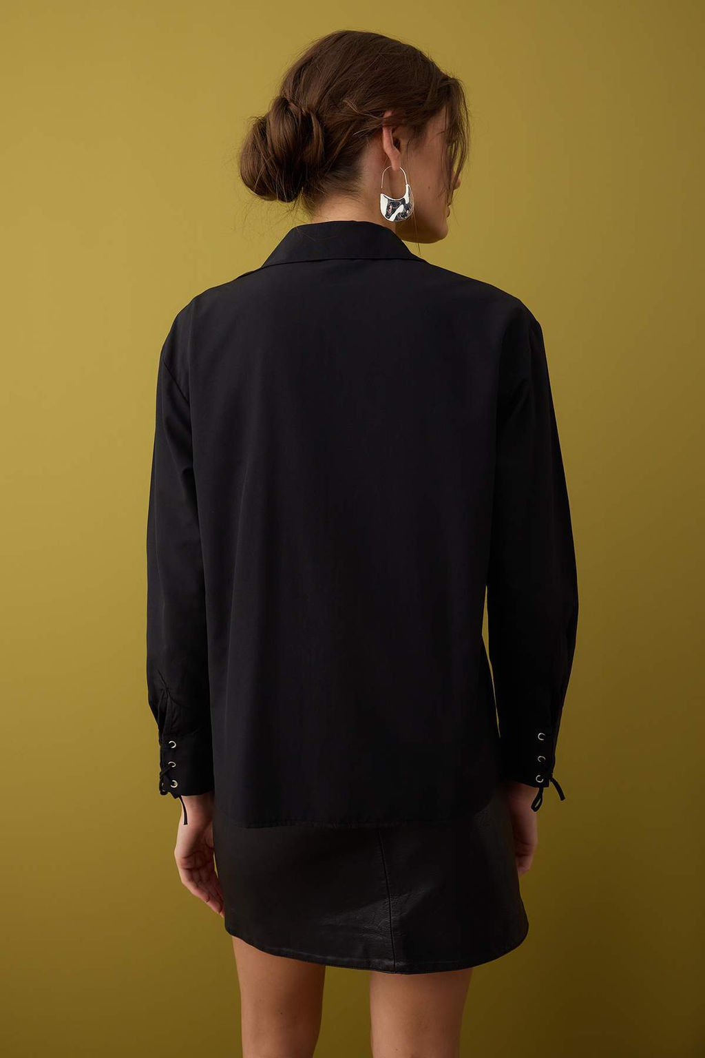 Siyah Onu Bagc?k Detayl? Oversize Gomlek TWOAW26GO00010