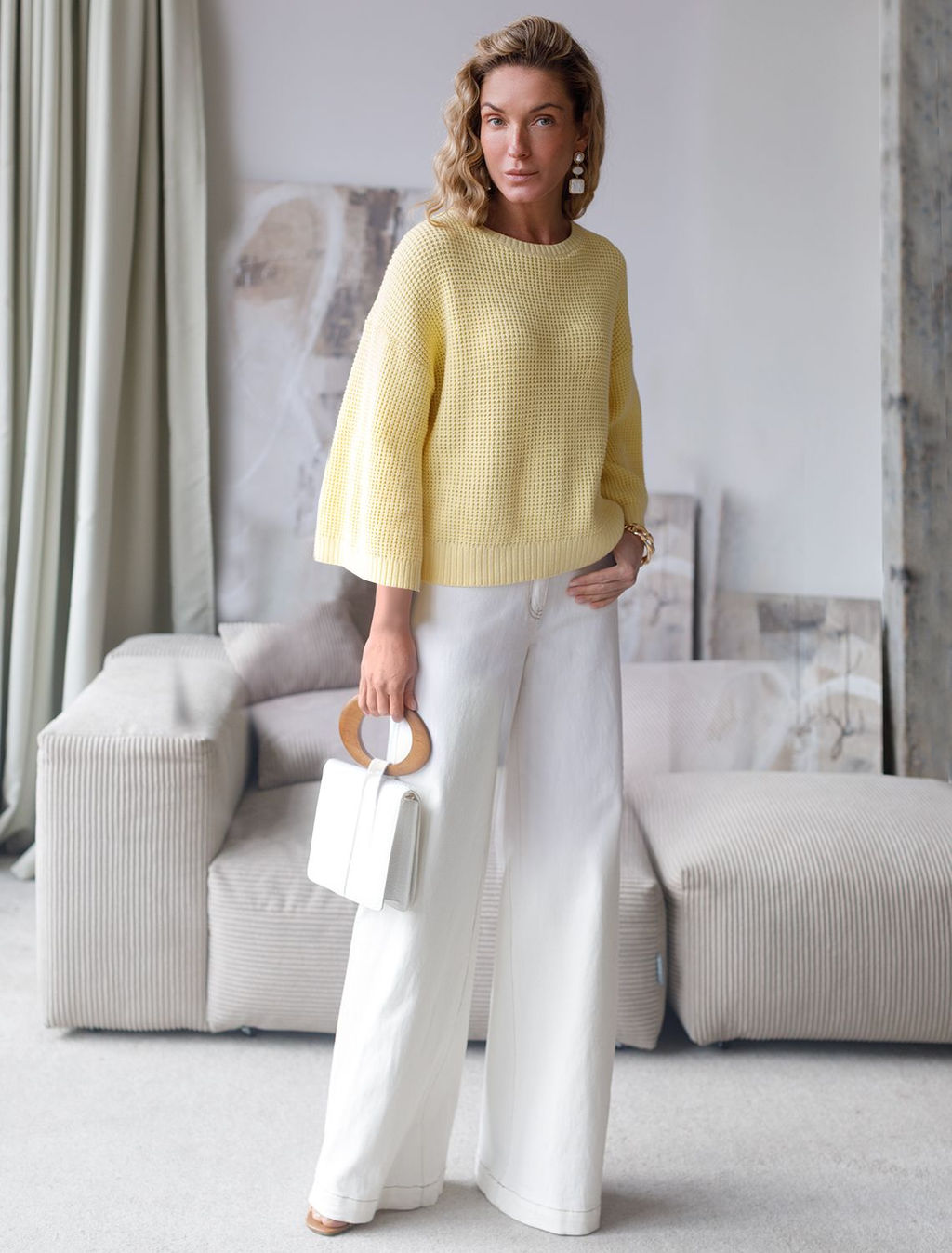 Укороченный джемпер с широкими рукавами рельефной вязки из хлопка с акрилом