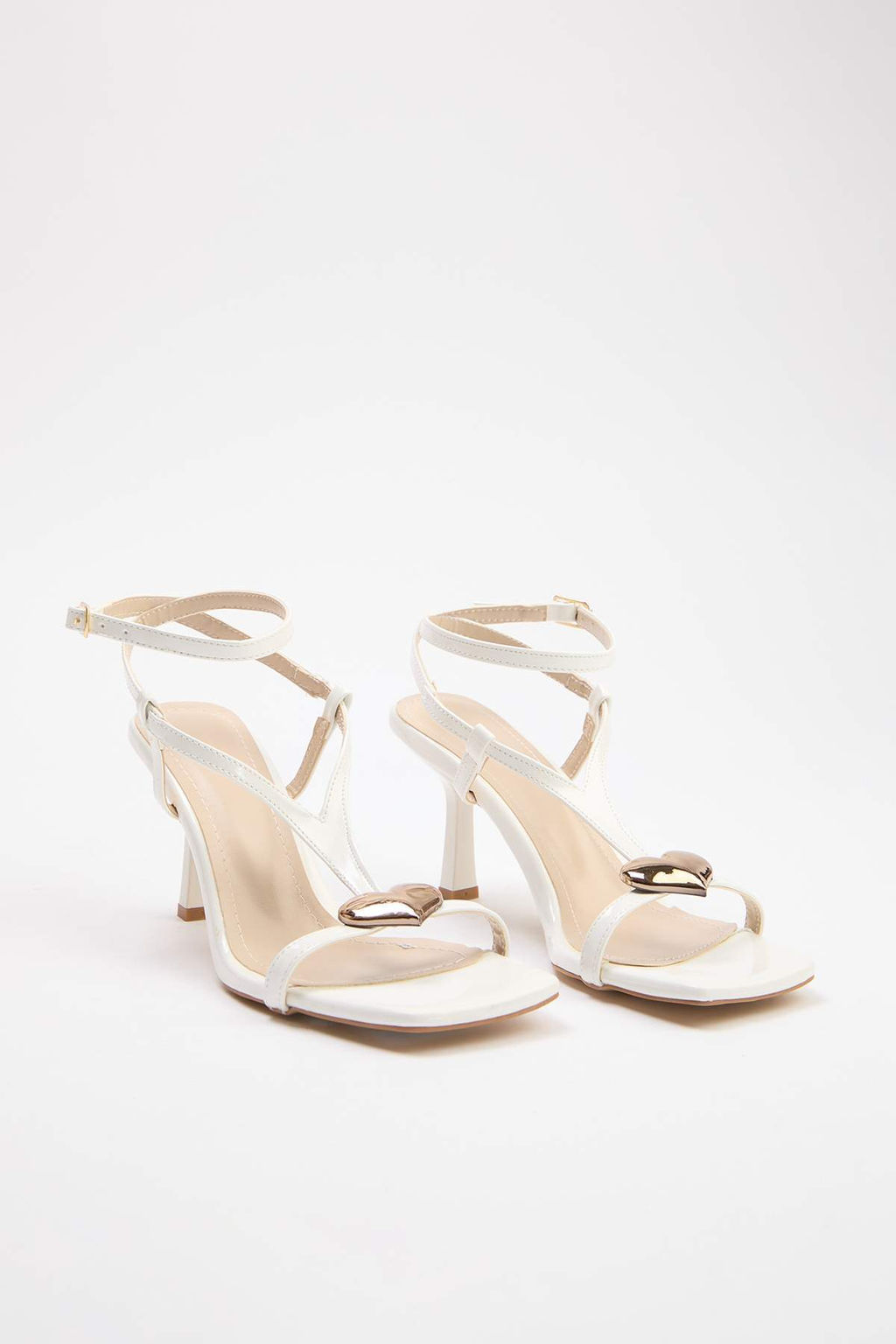 Trendyolmilla Shoes Siyah Alt?n Kalp Aksesuar Detayl? Rugan Kad?n Ince Topuklu Sandalet TAKSS25TO00094 фото 13