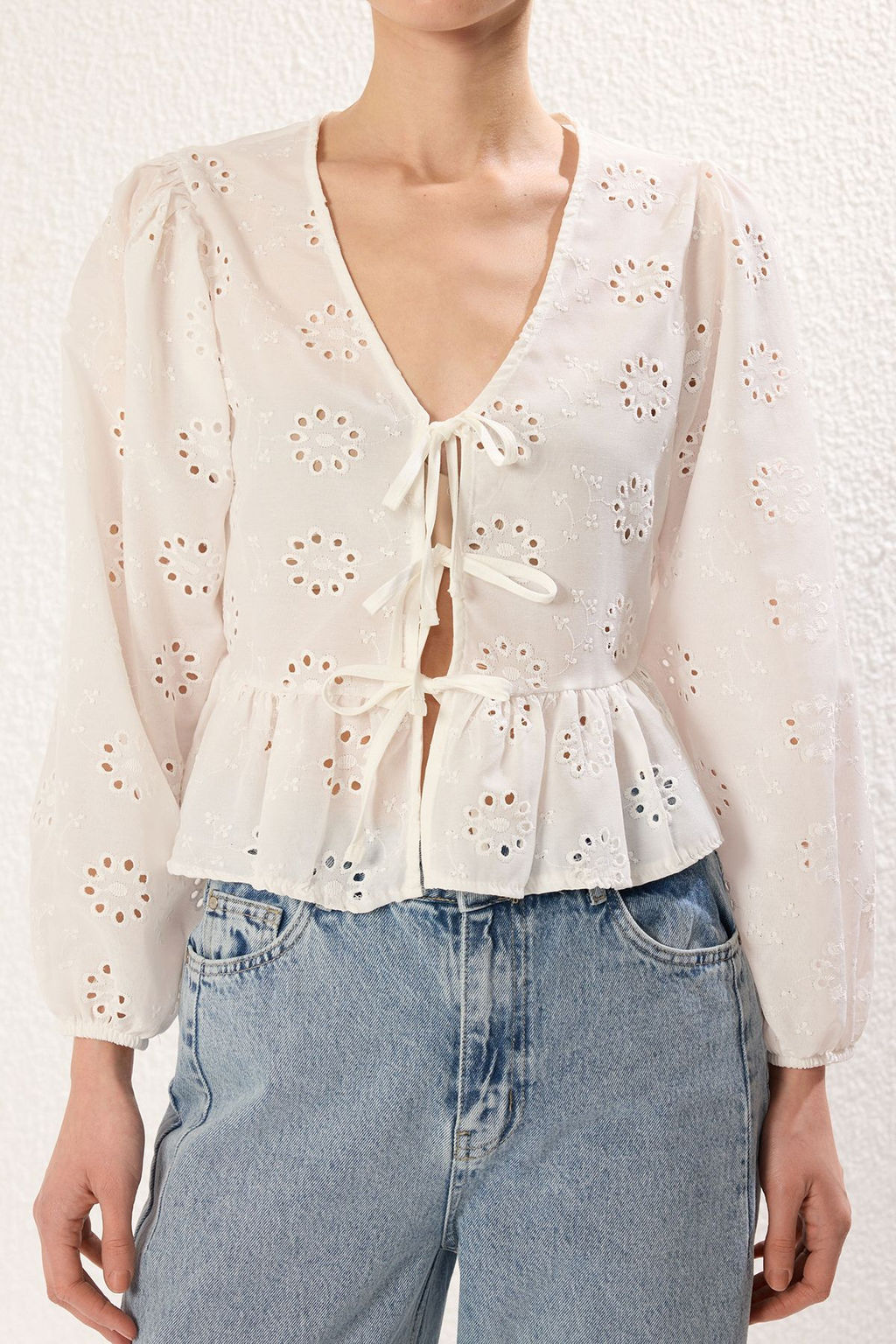 Trendyolmilla Beyaz Brode Kumas Baglama Detayl? Regular Normal Kal?p Dokuma Gomlek TWOSS25GO00051