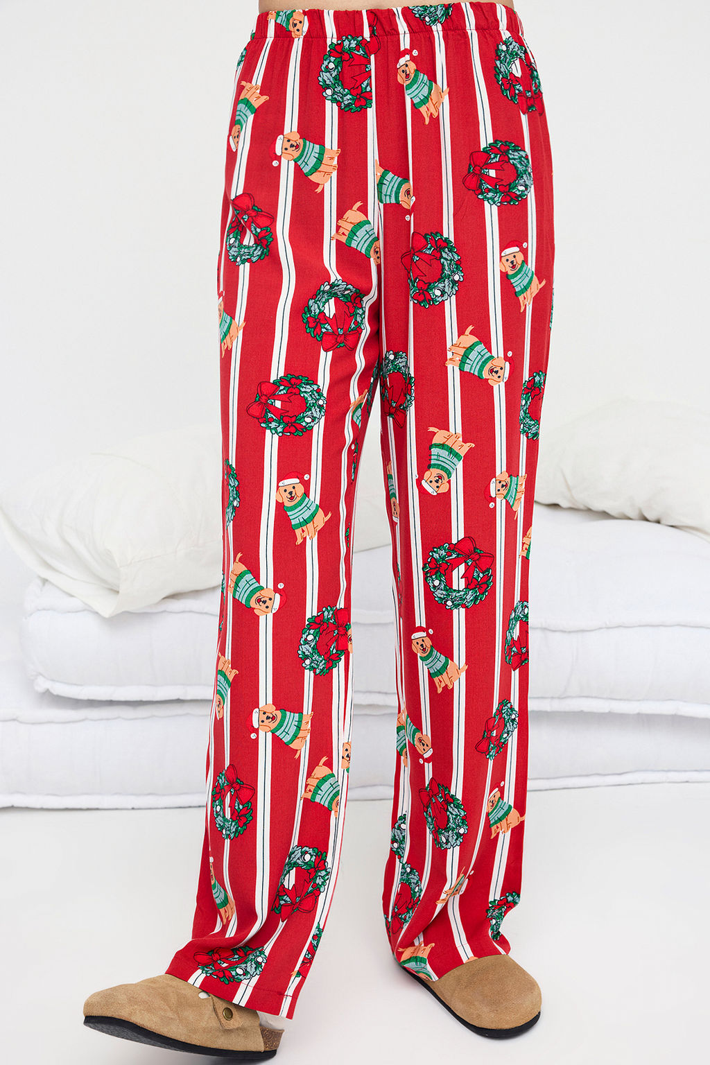 Teen K?rm?z? Ust Orme Alt Dokuma Kopek Bask?l? ve Y?lbas? Temal? Pijama Tak?m? THMAW26PT00044