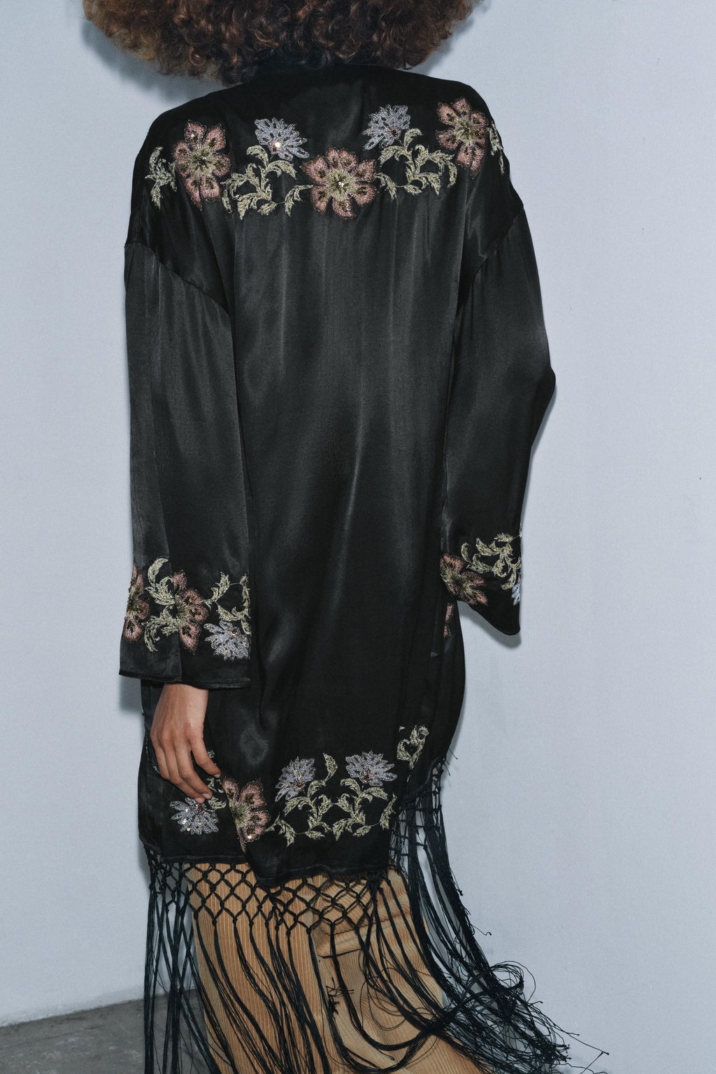KIMONO WITH FLORAL EMBROIDERY AND FRINGES - Zara фото 3