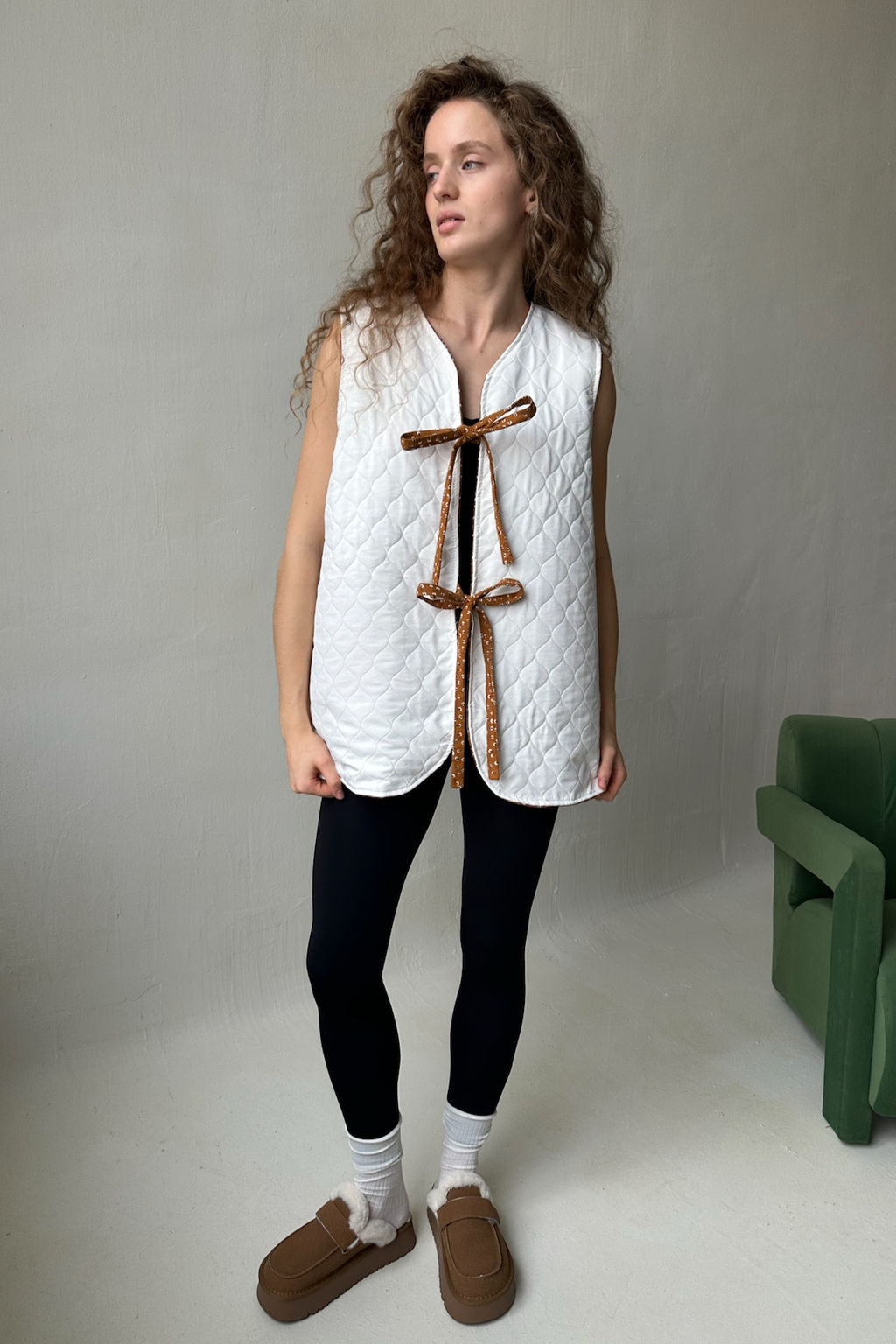 Жилет стеганый HOME109/01/Коричневый, белый