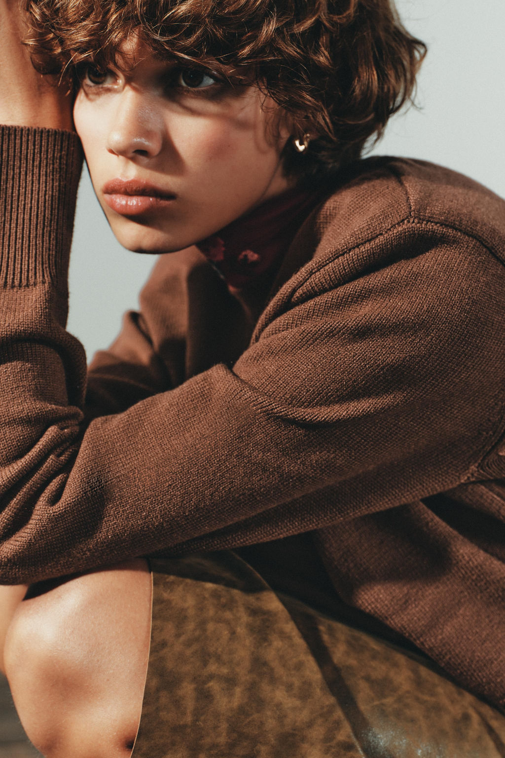 CROPPED KNIT SWEATER WITH SHOULDER PADS