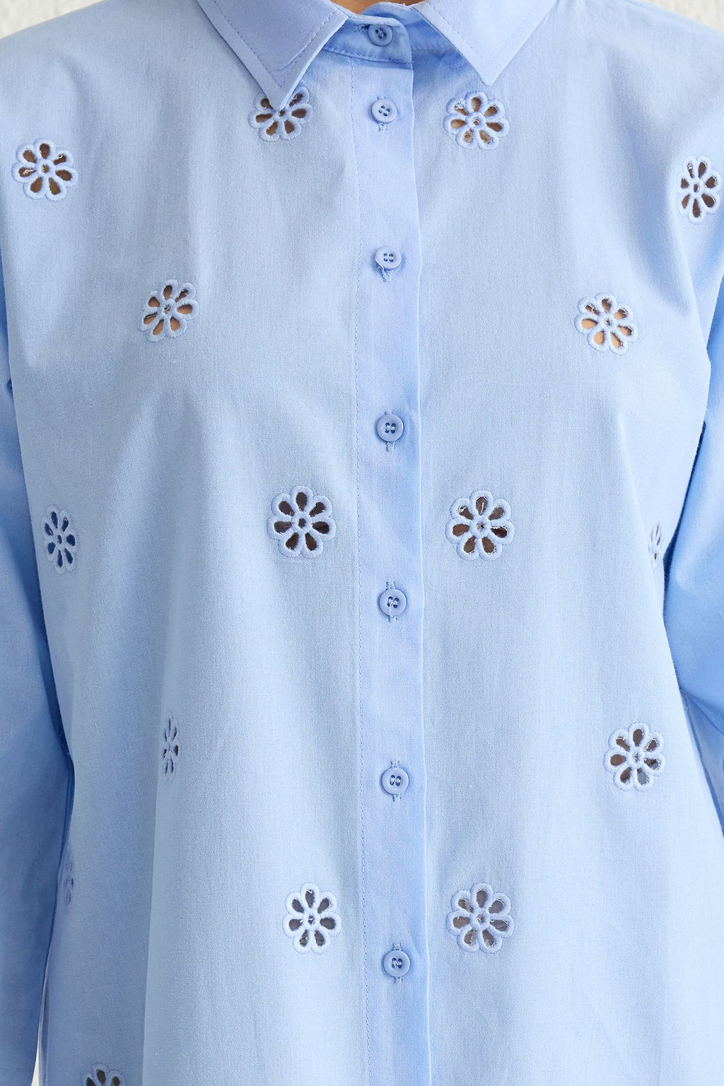 TRENDYOLMILLA Ac?k Mavi Onden Nak?s Detayl? Regular Normal Kal?p Dokuma Gomlek TWOSS25GO00014  фото 4