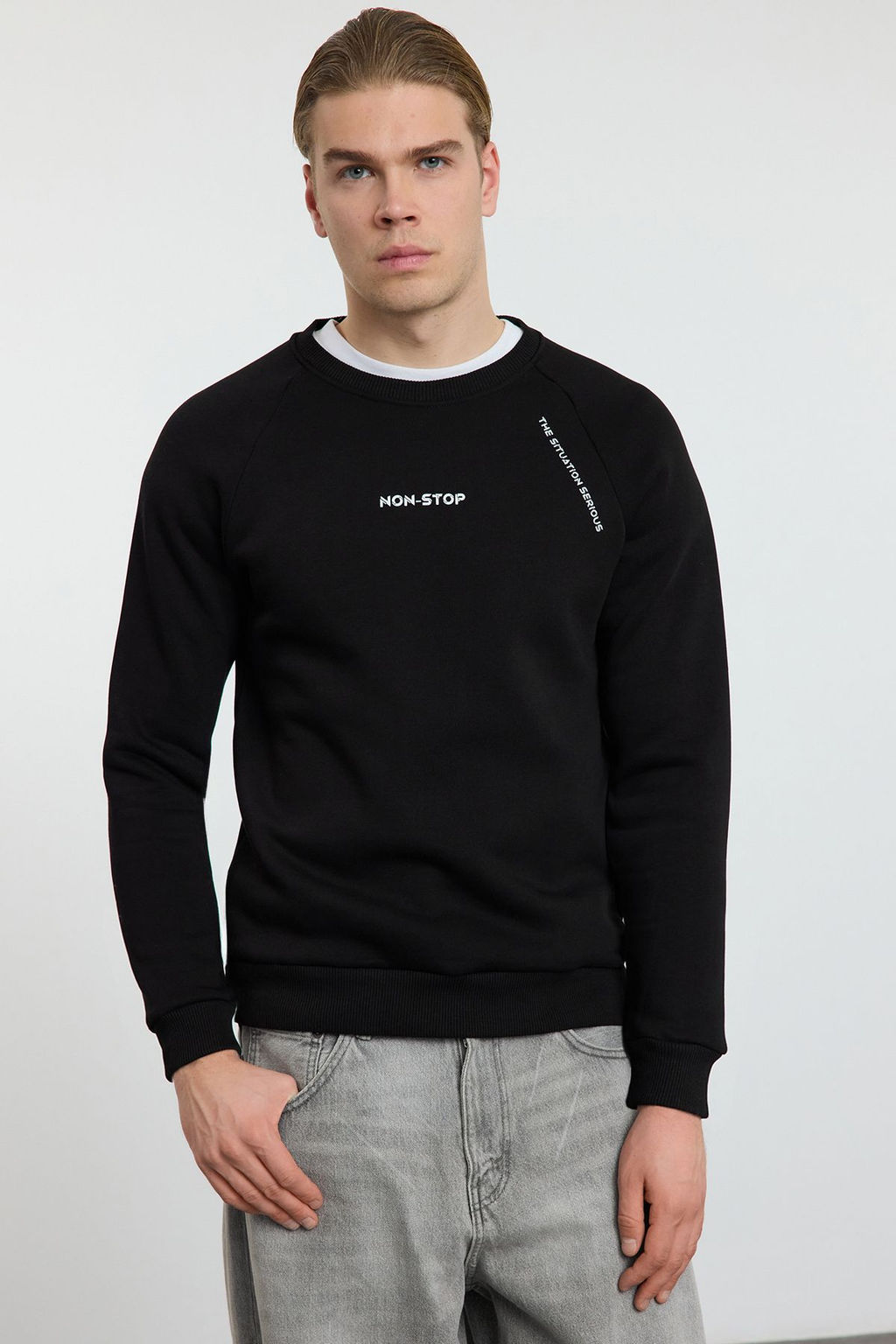 TRENDYOL MAN Siyah Regular/Normal Kesim Reglan Kollu Yaz? Bask?l? Sweatshirt TMNAW22SW0726 - Trendyolmilla фото 5