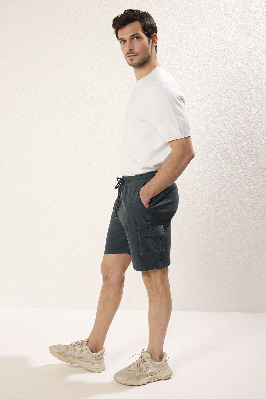 TRENDYOL MAN Antrasit Loose Fit %100 Pamuk Keten Gorunumlu Dokulu Sort & Bermuda TMNSS25SR00007
