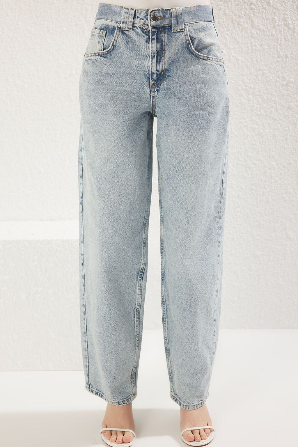 TRENDYOLMILLA Ac?k Mavi Normal Bel Skater Jeans TWOSS25JE00156