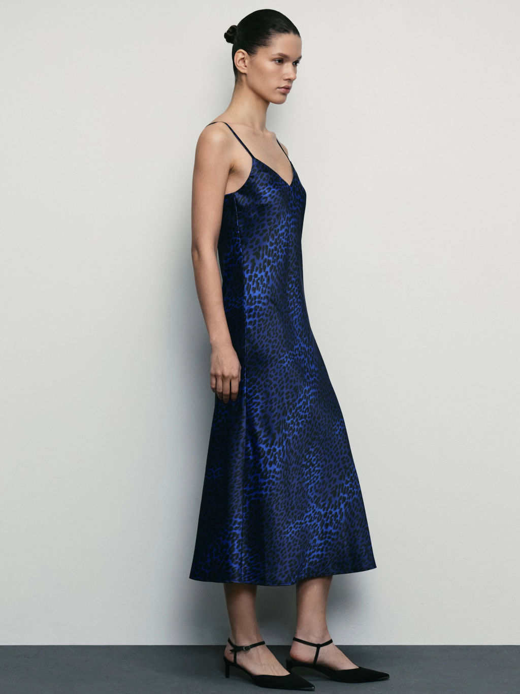 Атласное платье миди на бретелях / Zarina  фото 3