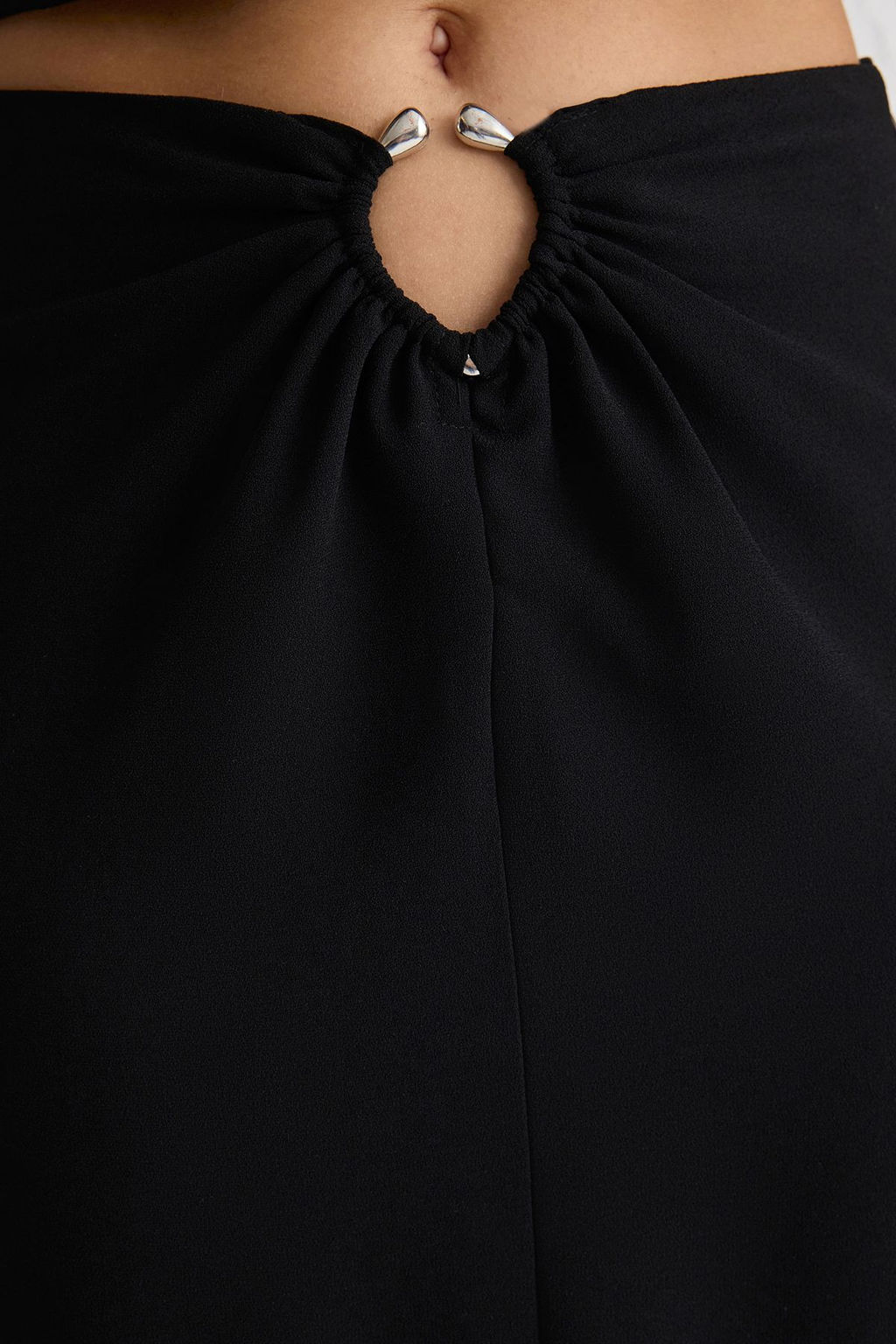 TRENDYOLMILLA Siyah Belde Toka Detayl? Dokumlu Kumas Midi Boy Dokuma Etek TWOSS25ET00046 фото 5