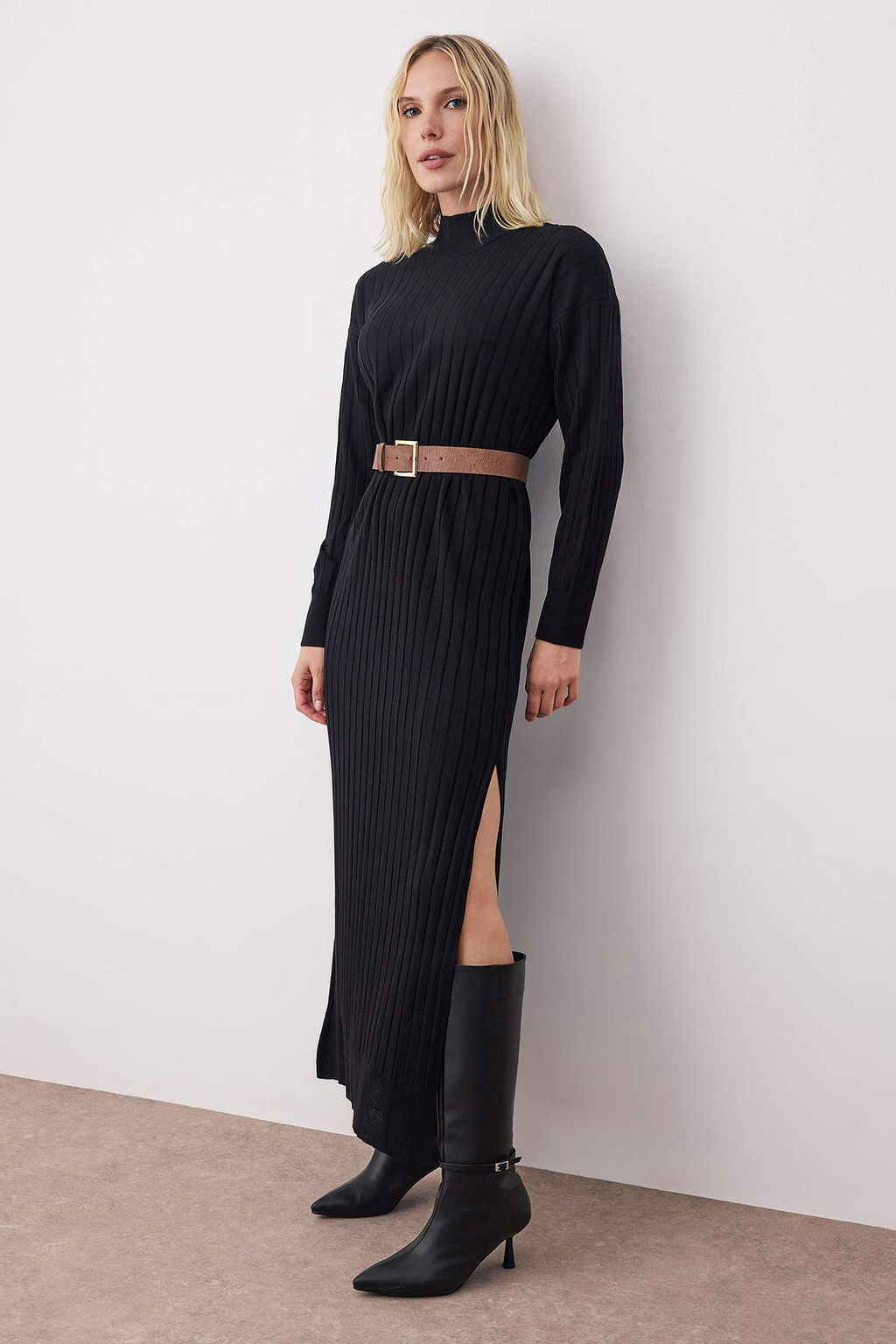 Siyah Duz Midi Y?rtmac Detayl? Kemerli Triko Uzun Elbise TWOAW26EL00098