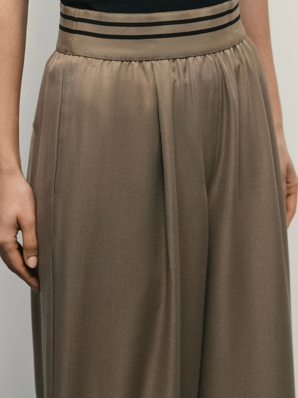 Широкие брюки с контрастными деталями на поясе / Zarina  фото 6