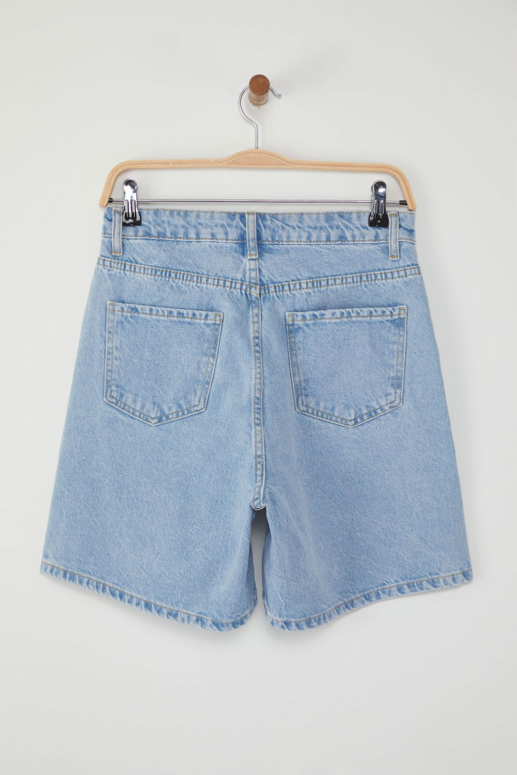 TRENDYOLMILLA Ac?k Mavi Pacas? Y?rtmac Detayl? Denim Bermuda TWOSS25SR00148  фото 7